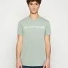 TOM TAILOR CREWNECK LOGO - Print T-shirt - Dark Smoke Green 2 TOM TAILOR CREWNECK LOGO - Print T-shirt - Dark Smoke Green -TOM TAILOR online store 13a73eb218c743438d4d9a136fa37d21