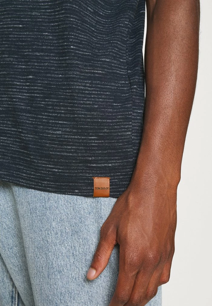 TOM TAILOR FINE STRIPED - Print T-shirt - Navy Offwhite Inject Stripe 7 TOM TAILOR FINE STRIPED - Print T-shirt - Navy Offwhite Inject Stripe - Image 5