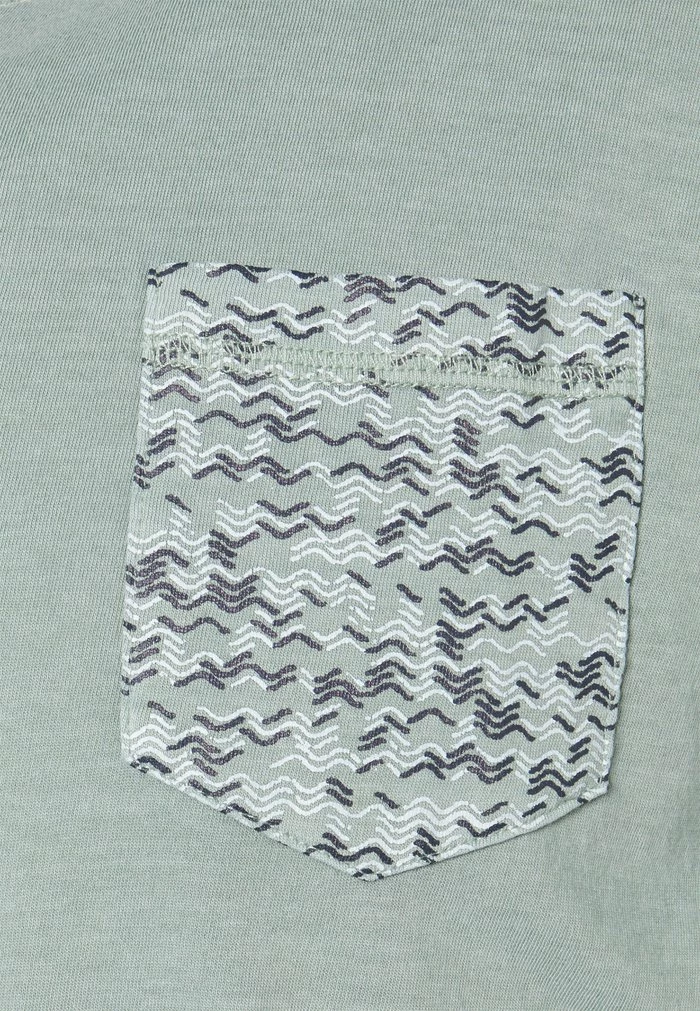 TOM TAILOR OVERDYED WITH POCKET - Print T-shirt - Dark Smoke Green 7 TOM TAILOR OVERDYED WITH POCKET - Print T-shirt - Dark Smoke Green - Image 5
