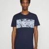 TOM TAILOR OVERDYED PANEL - Print T-shirt - Sailor Blue 1 TOM TAILOR OVERDYED PANEL - Print T-shirt - Sailor Blue -TOM TAILOR online store b4bfecc8308f432b89cdd220281bc420