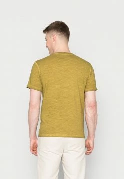 TOM TAILOR WASEHD HENLEY WITH POCKET - Basic T-shirt - Wooden Moss Green -TOM TAILOR online store f09b721cc92044778eb9bfe38a9aff5f